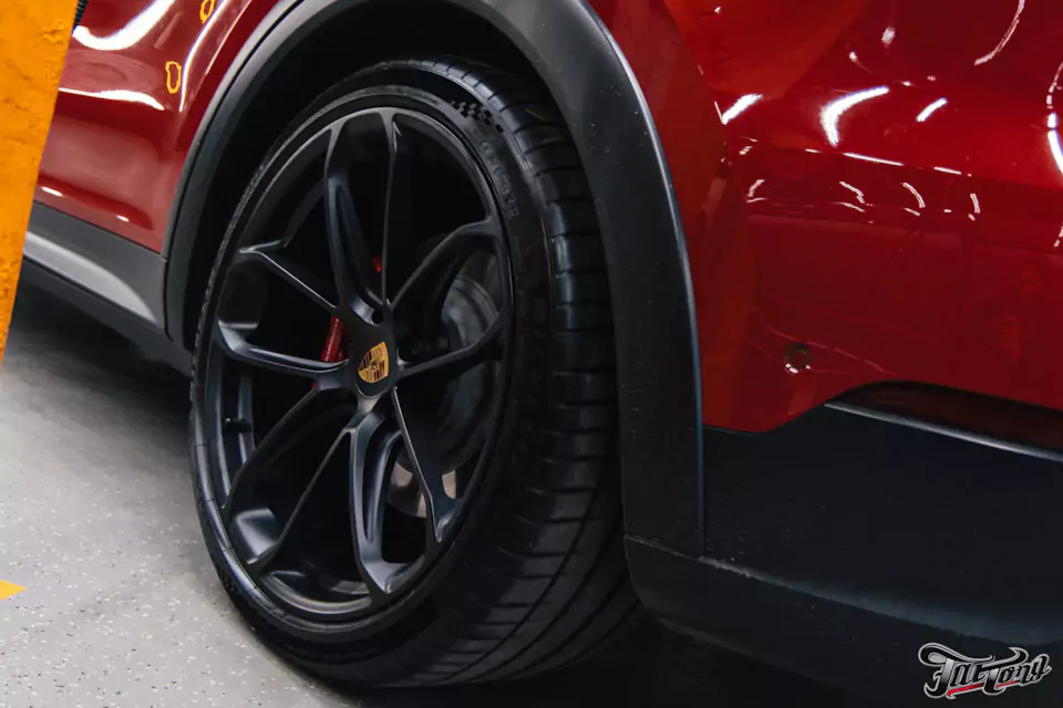 Правка диска и фирменный шиномонтаж на стендах Hunter для Porsche Cayenne GTS